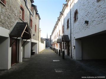 The site of Midleton's 'lost' brewery was a long narrow town plot with tall maltings and grain stores on each side. Behind the building on the right was a tannery.
